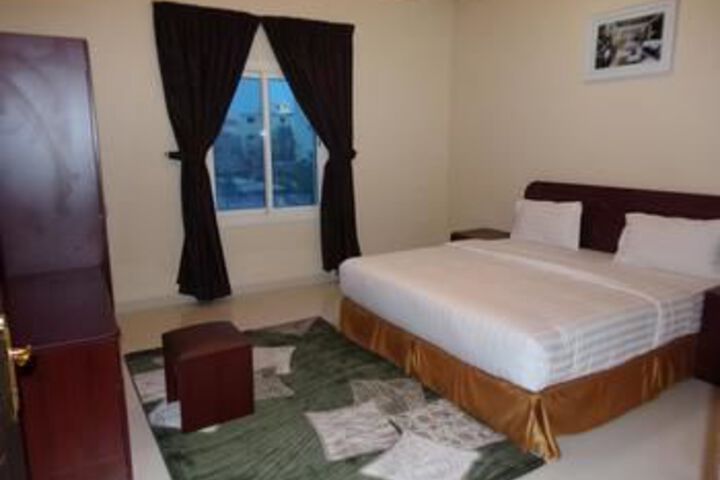 Room 4 of 10