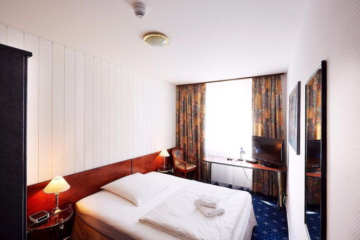 Room 6 of 18