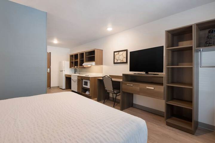 1 Queen Bed (15 of 18)