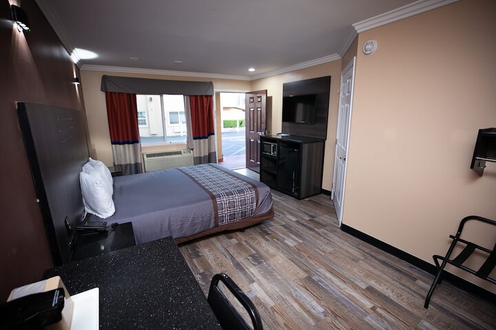 1 King Bed (12 of 21)