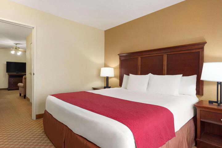 1 King Bed (6 of 24)