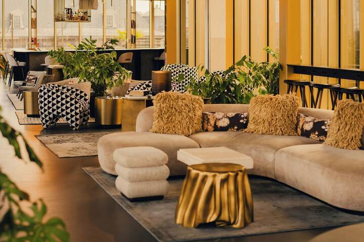 Lounge 276 of 313