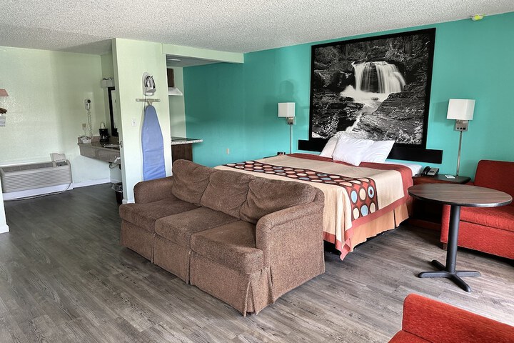 Room 15 of 28