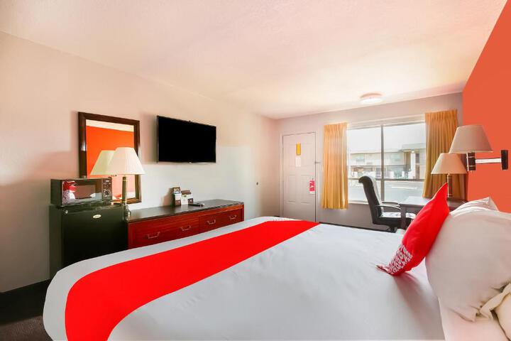 1 King Bed (1 of 12)
