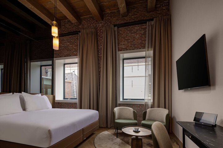 Room 10 of 30