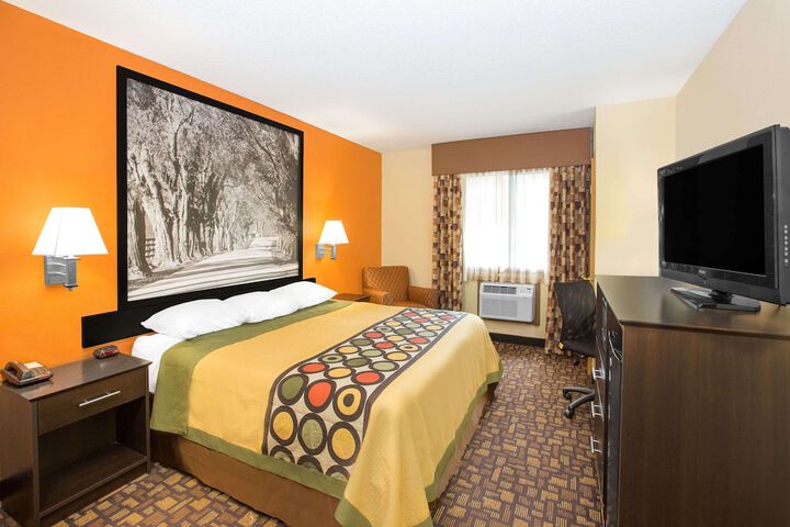 1 King Bed (4 of 7)