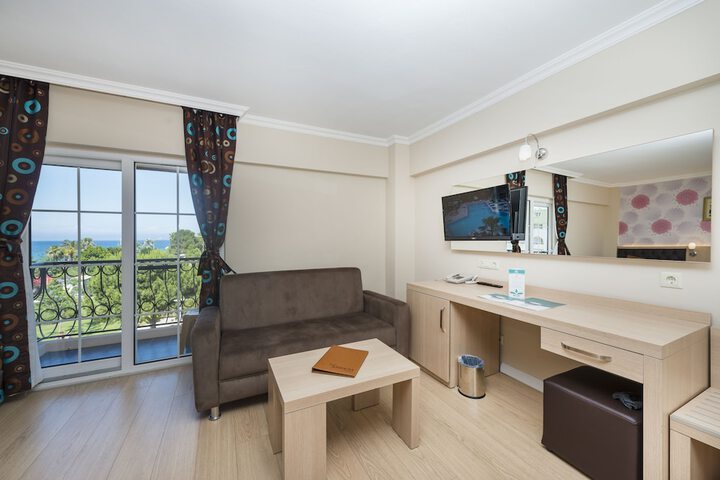 Room 11 of 28