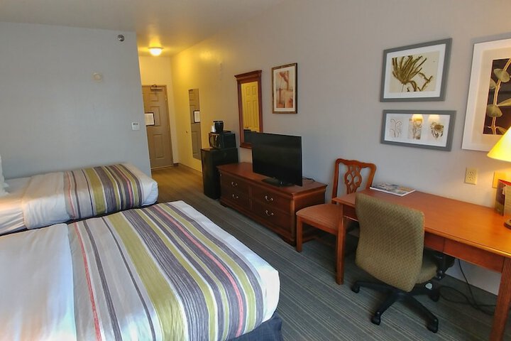 2 Queen Beds (6 of 8)