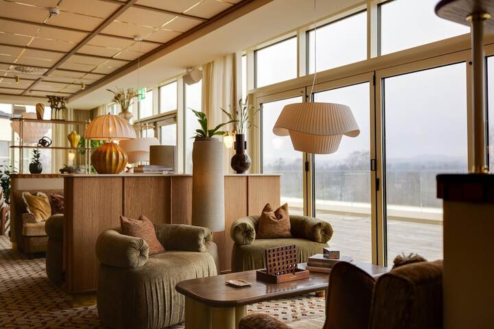 Entrance & Lobby
