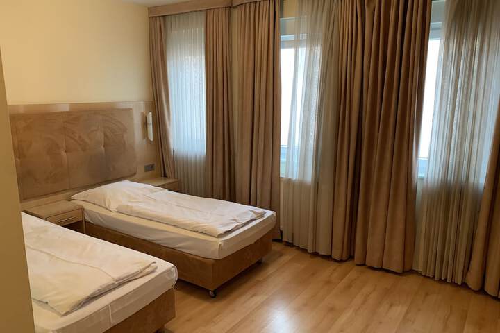 Room 8 of 33