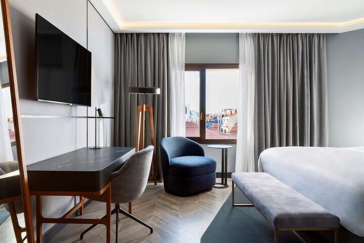 Room 18 of 132
