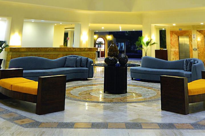 Entrance & Lobby