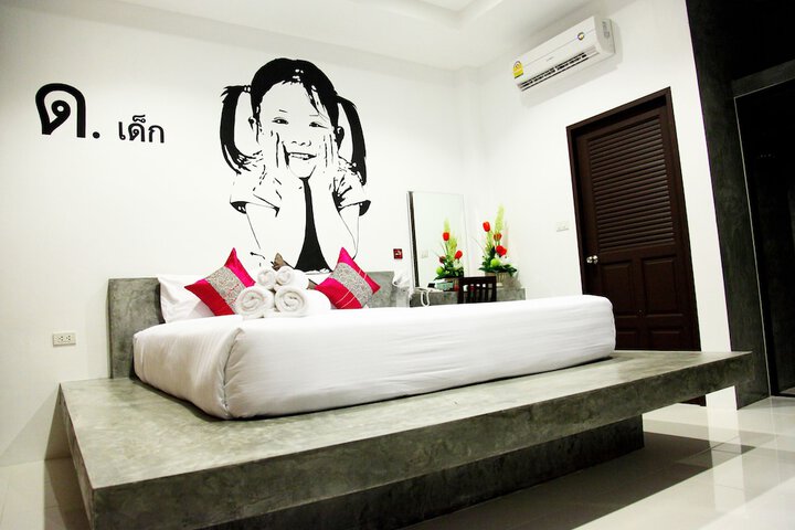 Room 4 of 33