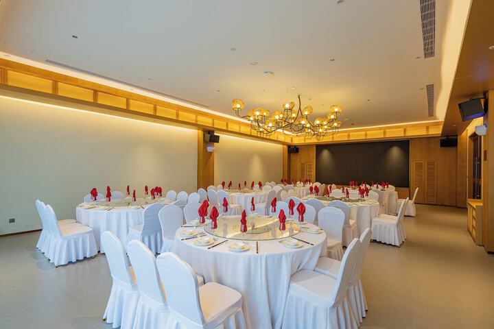 Ballroom/Hall 42 of 51