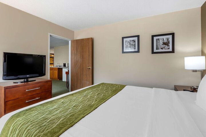 1 King Bed (1 of 18)