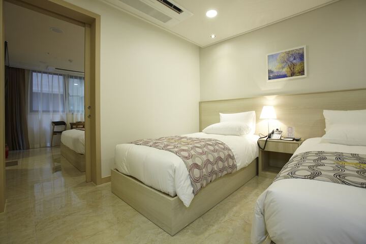 Room 42 of 78