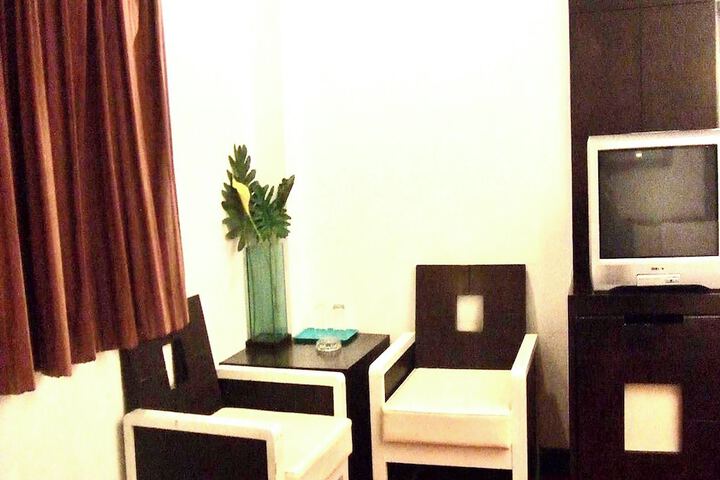 Room 9 of 38