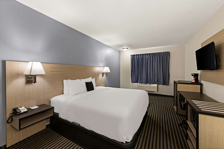 1 King Bed (4 of 6)