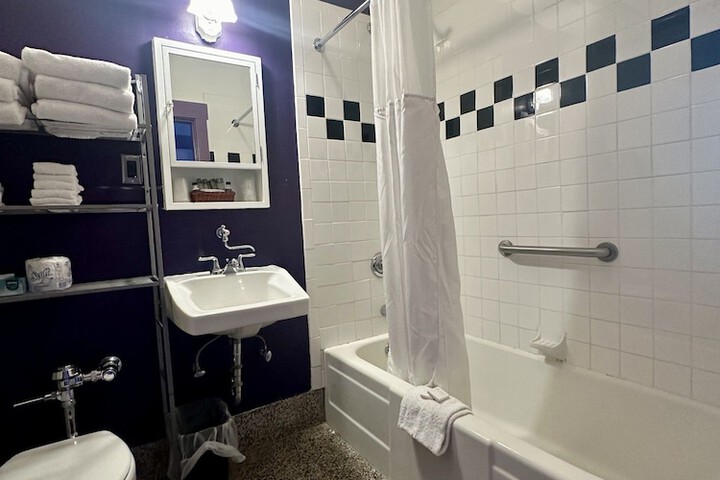 Interior Economy Queen Bed Pet Friendly (45 of 47)