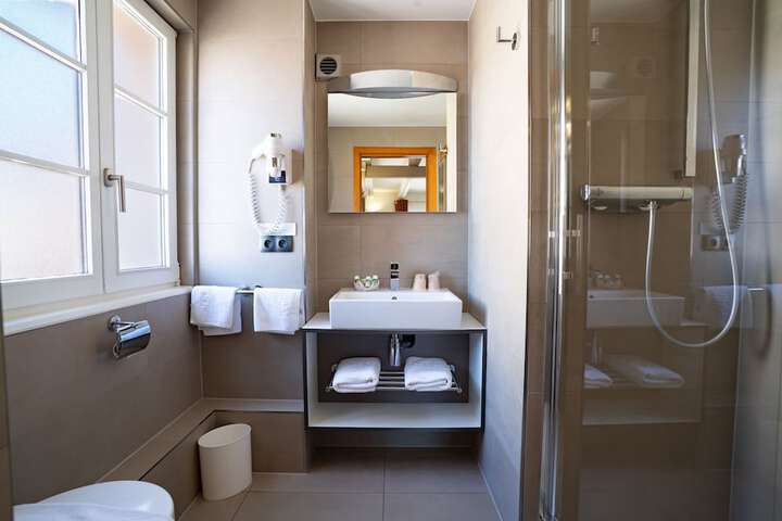Room 25 of 38