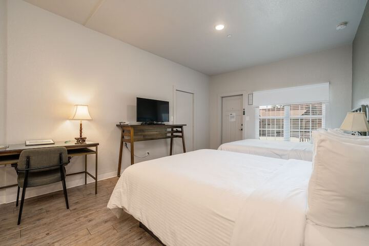 Superior Room 1 Queen Bed (161 of 168)