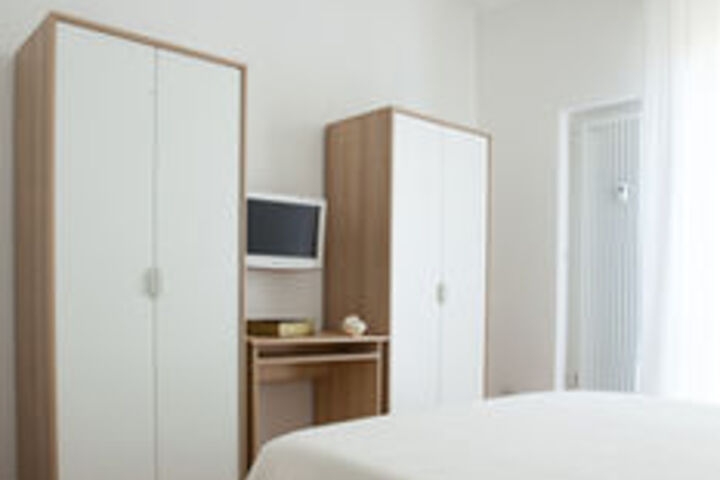 Room 6 of 16