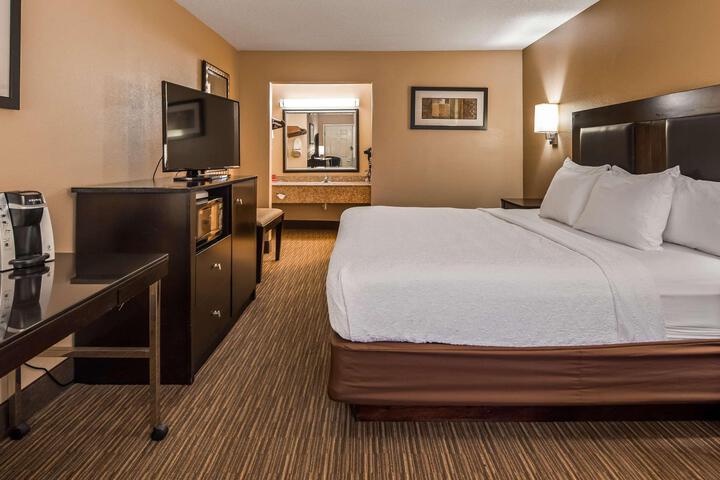 1 Queen Bed High Speed Internet Accessible Microwave and Refrigerator LCD Television Chair with Ottoman Full Breakfast (1 of 15)