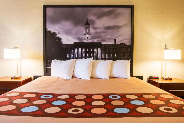 1 King Bed (3 of 7)