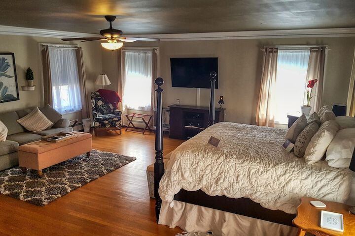 Room 11 of 104