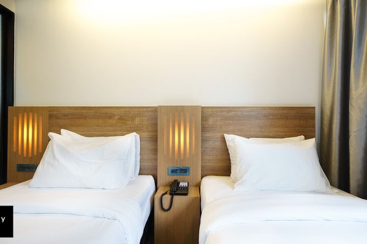 Room 10 of 65
