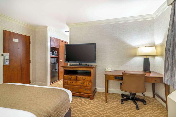 Business King Bed (8 of 14)