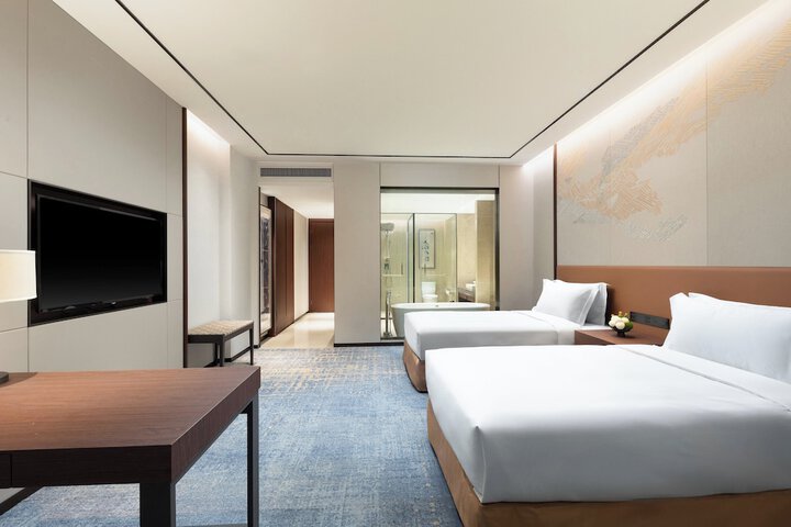 Room 5 of 102