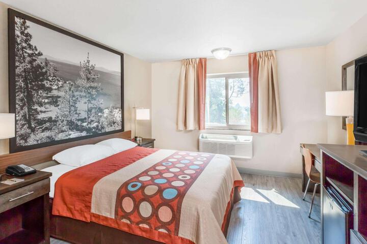 1 Queen Bed Dog Friendly (8 of 14)