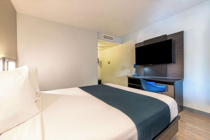 Room 7 of 25