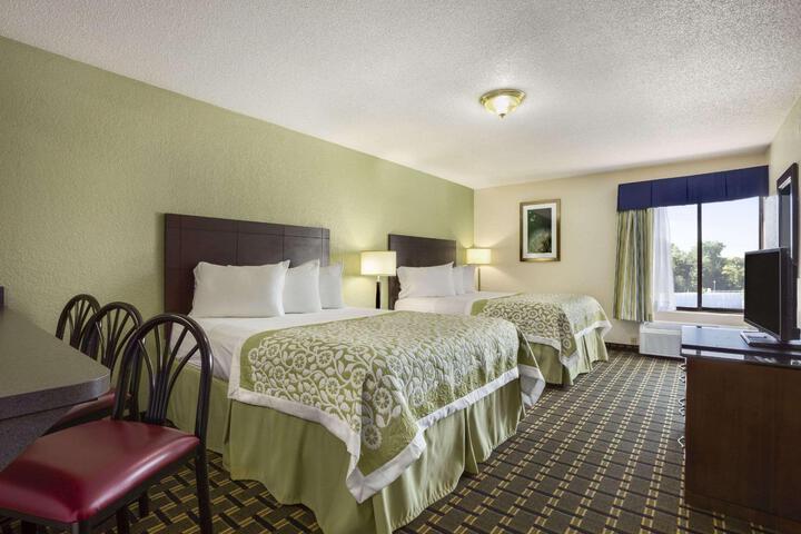 2 Queen Beds (3 of 12)