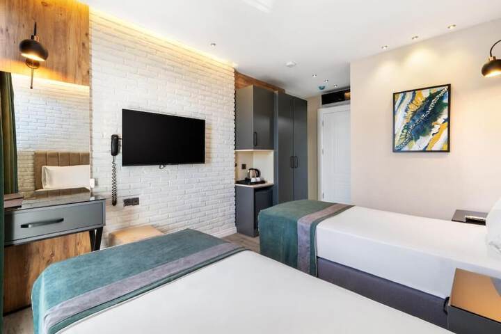 Room 4 of 25
