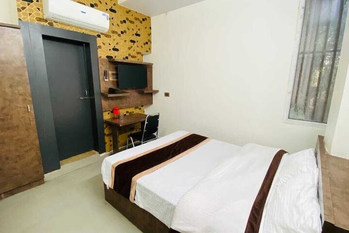 Room 6 of 28