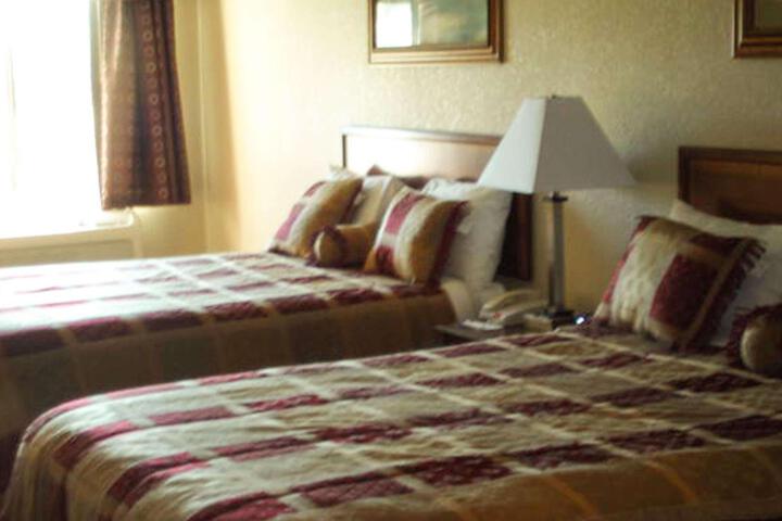 2 Queen Beds (9 of 10)