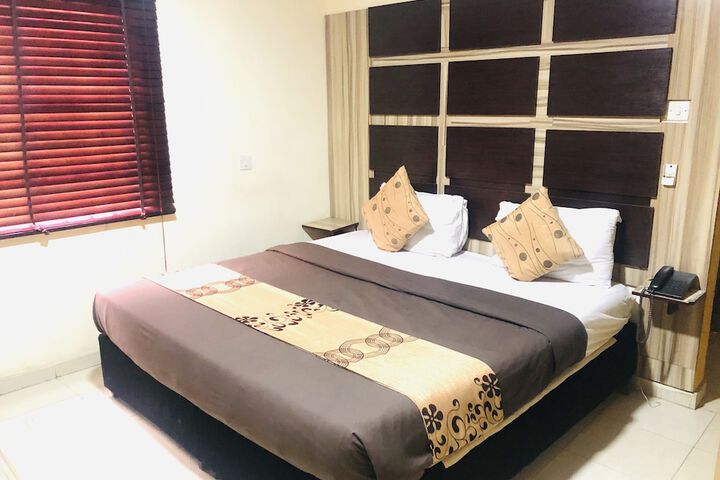 Room 17 of 39