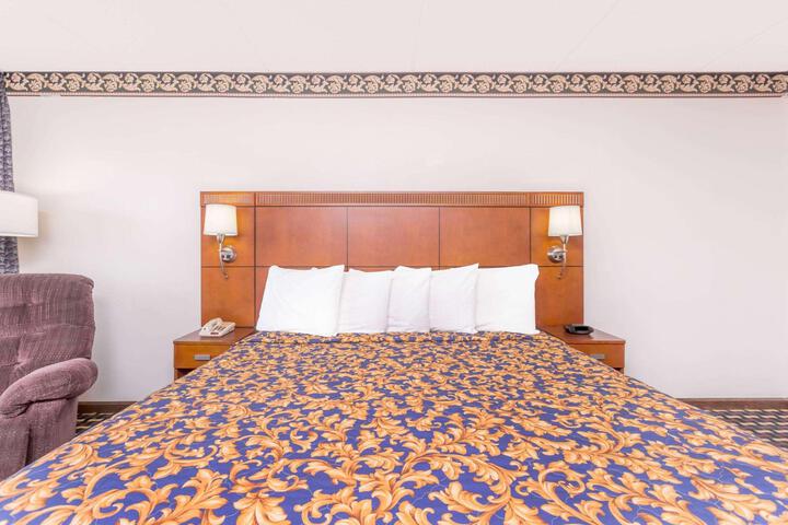 1 King Bed (5 of 12)