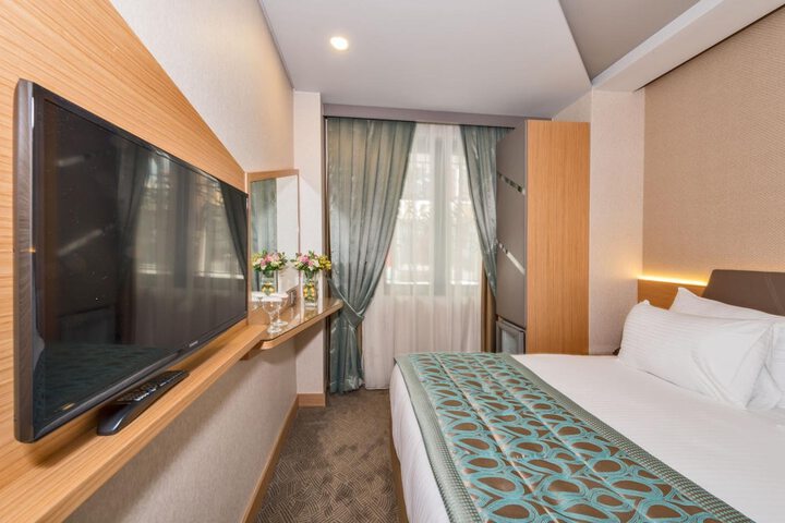 Room 32 of 61