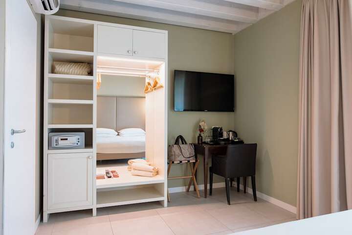 Room 5 of 97