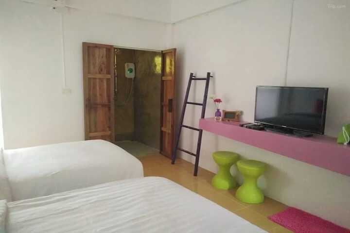 Room 32 of 76