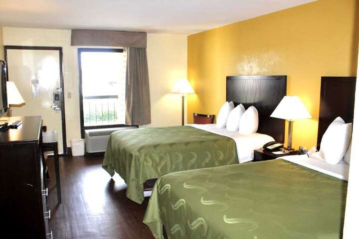2 Double Beds (13 of 15)