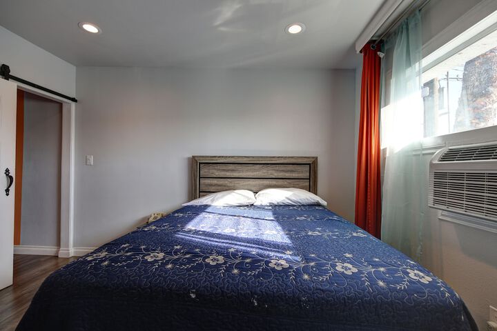 1 Queen Bed (8 of 17)