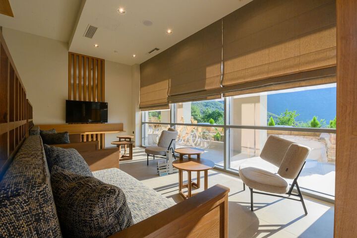 Lounge 41 of 45