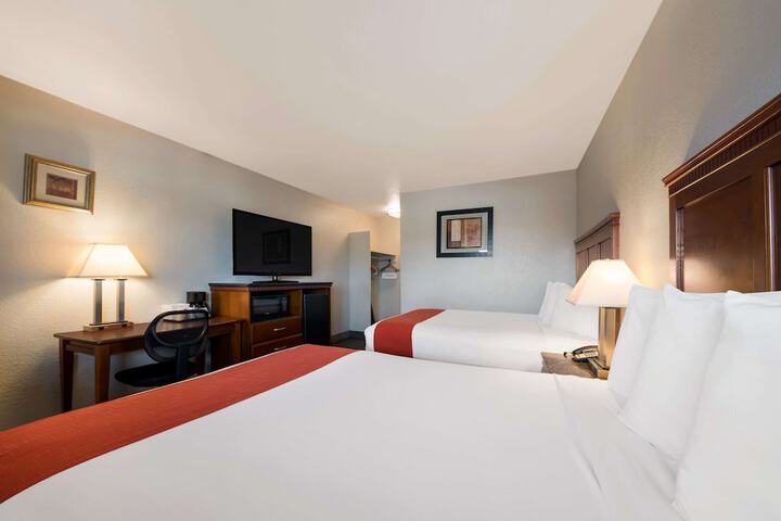 1 Queen Bed (10 of 16)