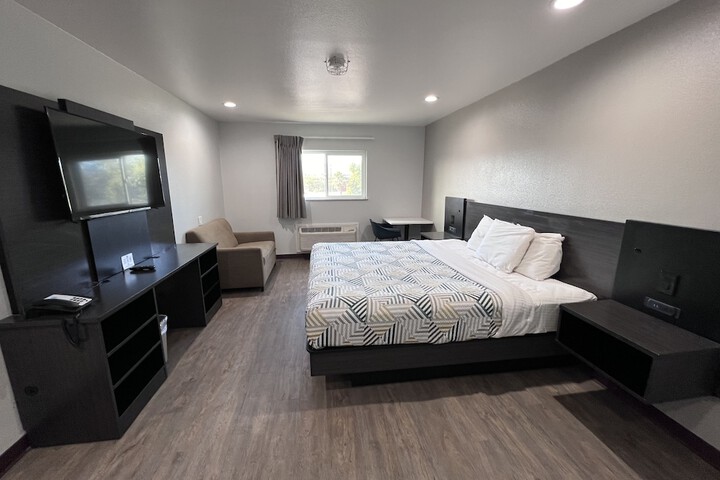 1 King Bed Micfridge (12 of 13)