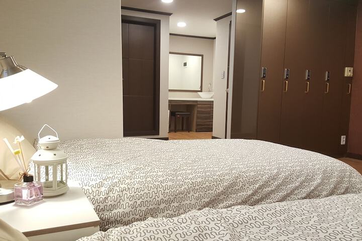 Room 16 of 77