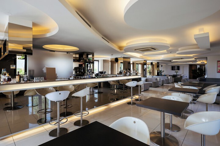 Lounge 152 of 176